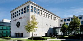 [Translate to English:] HDBW Campus Munich - View coat of arms hall courtyard 