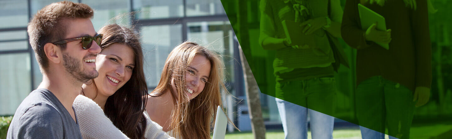 Study Life Munich - Students in HDBW courtyard