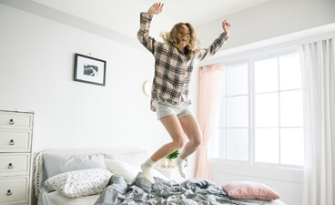 Student housing in Munich - student in her room