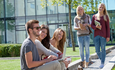 Study life at HDBW Munich - Students in campus courtyard