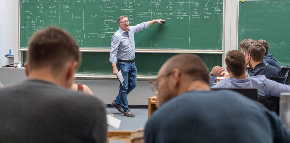 Teaching atmosphere at HDBW Teaching atmosphere at HDBW - Exercise in the lecture hall