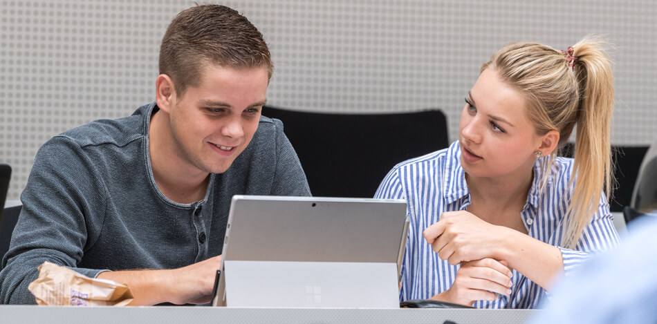 Study atmosphere at HDBW Study atmosphere at HDBW - Teamwork during lectures