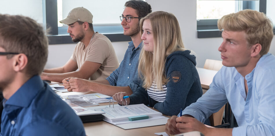 Study atmosphere at HDBW Study atmosphere at HDBW - Students in seminar room