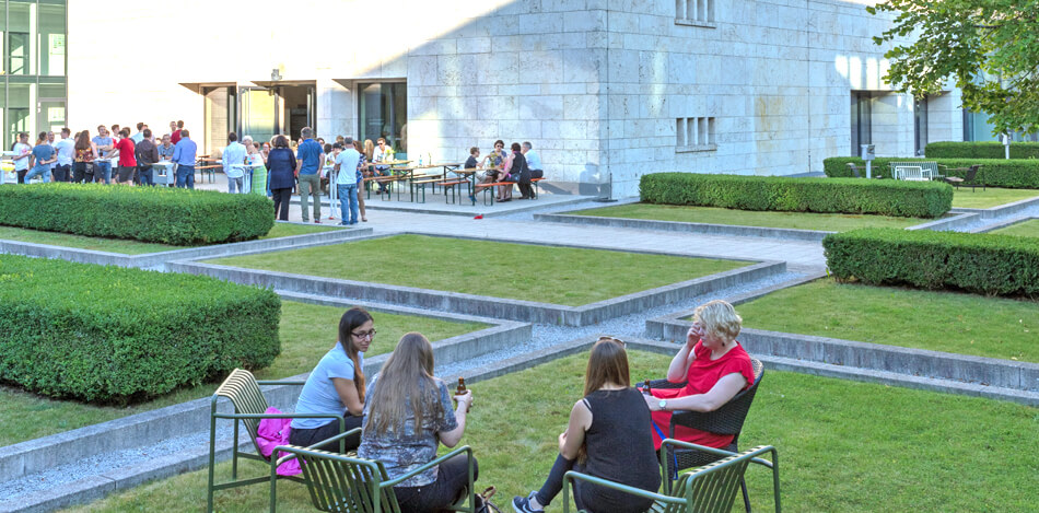 Student Life HDBW - Inner courtyard at the summer festival