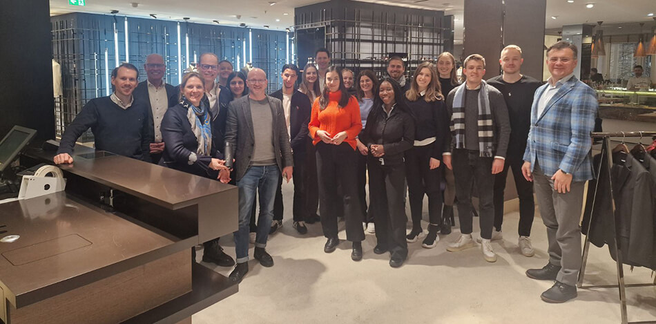 HDBW Innovation Management Study Excursion HDBW Innovation Management Study Excursion - Student group photo with Hirmer company management